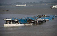 중국, 침몰 유람선 바로 세워져…유가족 절규 “우리도 말하게 해달라”
