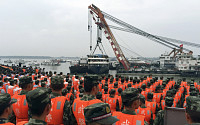 [포토] 양쯔강 여객선 침몰 사고, 희생자 추모하는 중국 경찰