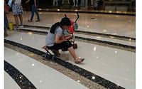 [포토] 쇼핑몰 로비서 아이 '큰 일' 보게 한 정신나간 부모
