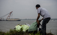 [포토] 양쯔강 여객선 침몰, 멀어져 가는 배 보며 오열하는 유가족