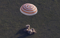 [포토] 우주비행사 3명, 카자흐스탄에 무사착륙