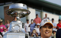 [포토] 박인비, LPGA 우승 트로피 안고 '환한 웃음'