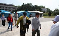 북한, 판문점 통해 남한 국민 2명 송환…&quot;인도주의적 견지서 돌려보내기로 했다&quot;