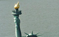 [오늘의 미국화제] 뉴욕에 도착한지 130년 된 ‘자유의 여신상’·노만 리더스와 열애설난 워킹데드의 ‘에밀리 키니’