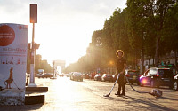 프랑스 파리 샹젤리에 등장한 LG전자 ‘코드제로’ 청소기