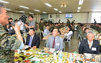 [포토] 특전사 장병들 격려하는 문재인 새정치민주연합 대표