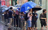 [포토] 애플워치 국내 출시, '이슬비 내리는 이른아침에 우산쓰고 나란히 기다립니다'