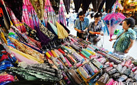 [포토] 장마소식에 우산 구입하는 시민들