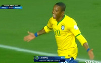 브라질-파라과이 1:0 전반종료, 호비뉴 선취골