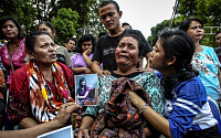 [포토] 인도네시아 군용기 추락…오열하는 가족