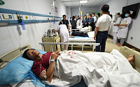 [포토] 중국 버스추락, 현지 병원에서 치료중인 부상자