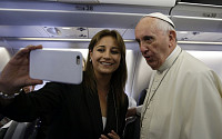 [포토] 교황 남미 순방, 셀카찍는 프란치스코 교황?