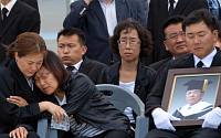 [포토] 중국 버스 추락 유가족…희생자 시신 기다리며 '오열'