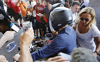 [포토] 바루파키스 그리스 재무장관 사임…'오토바이 타고' 떠나는 길