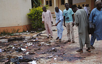 [포토] 나이지리아 자살폭탄 테러, 25명 사망…폭탄 잔해 바라보는 시민들