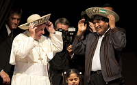 [포토] 볼리비아 전통 모자 쓴 '멋쟁이 교황'