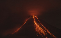 ‘용암이 철철’ 멕시코 콜리마 화산 폭발…화산재 상공 7km까지 치솟아