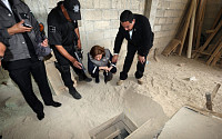 [포토] 멕시코 마약왕 탈옥, 1.5km 땅굴 발견…'이 작은 구멍으로 탈출을?'