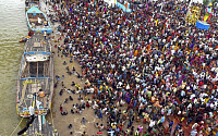 [포토] 인도 힌두 목욕 축제, '죄 씻으러' 사람들 몰려 27명 사망
