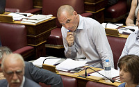 [포토] 그리스 의회 참석한 전 재무장관…'표정 안 좋네'