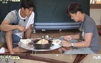 ‘삼시세끼’ 이서진 옥택연, 찐감자·계란 먹방 “역대 제일 초라+불쌍한 밥상 아냐”