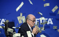 FIFA, 내년 2월 26일에 차기 회장선거…블라터 회장, ‘가짜지폐’ 벼락 맞아
