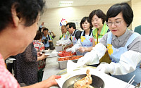 [포토] 권선주 IBK기업은행장, '참! 좋은 사랑의 밥차' 배식 봉사