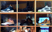 [포토] 서울 키덜트 페어, '이 신발 비싸겠지?'