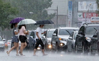 '일기예보' 오늘 날씨, 벼락 돌풍 동반한 강한 비...서울 경기 등 수도권 더위 꺾이나