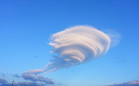 [포토]태풍이 만든 렌즈구름 ‘신기하네’