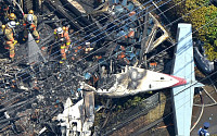 [포토] 日도쿄 주택가에 경비행기 추락…최소 3명 사망