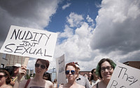 캐나다 여성 수백명, 온타리오주서 거리시위…“상의 벗을 자유 달라”