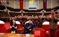 [포토] 공연 관람하는 밝은 표정의 북한 김정은과 부인 리설주