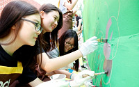 OCI 임직원 자녀들, 보육시설 벽화그리기 자원봉사 참여