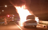 [포토] 영동고속도로서 승용차 화재... 불타는 차량의 모습
