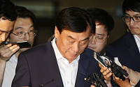 [포토] 고개숙인 박기춘 의원,  '불법 정치자금 수수' 혐의로 구속