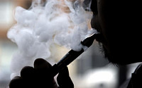 “전자담배, 금연 보조수단으로 활용해야…연초담배보다 95% 덜 해로워”