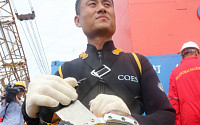 [포토] 세월호 인양 첫 수중조사…긴장한 모습의 중국 잠수사