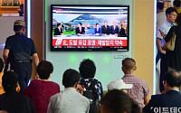 [포토] 남북 고위급 회담 타결, 방송 지켜보는 시민들