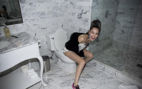 ‘지드래곤과 결별’ 키코, 화장실 변기 위에 앉아도 굴욕 없는 각선미...결별에도 환한 웃음?!