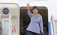 [포토] 박근혜 대통령, 중국 전승절 참석차 출국