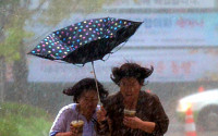 [포토] 서울 날씨, 갑자기 쏟아진 비에 뒤집힌 우산 &quot;어머나!&quot;