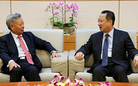 박용만 회장, 진리췬 AIIB 총재와 협력논의