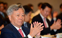 [포토] 박수치는 진리췬 AIIB 총재 지명자