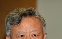 [포토] 출범의의 설명하는 진리췬 AIIB 총재 지명자