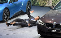 크루거 BMW 회장, 모터쇼 신차 발표 도중 정신 잃어