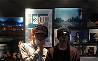 고백데이 오혁, 의문의 남성과 전시장에서 찍은 사진 공개…모자로 얼굴 가린 남성은 누구?
