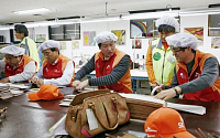 최태원 회장, 노조 대표들과 봉사활동 펼쳐