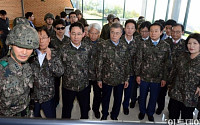 [포토]북한군 지뢰도발 현장 상황 보고받는 국방위원들