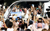 프란치스코 교황 파격 행보, 미국에서도 이어져…손 키스에 셀카 촬영까지